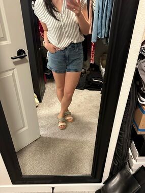 beachlunchlounge White & Gray Striped V-Neck Cap Sleeve Top
